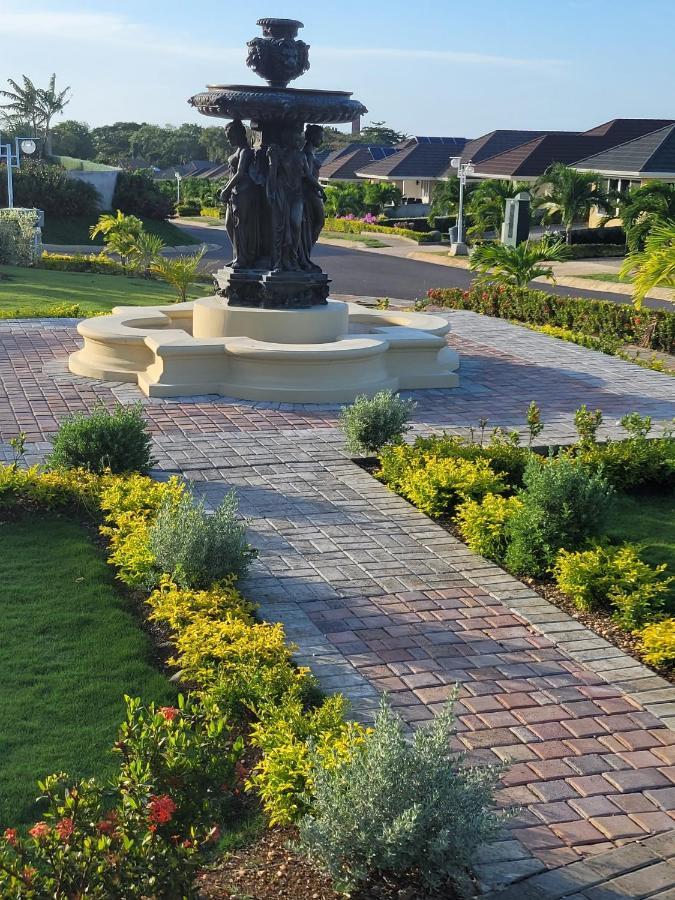 Breathtaking Villa At The Crest Richmond Exterior photo